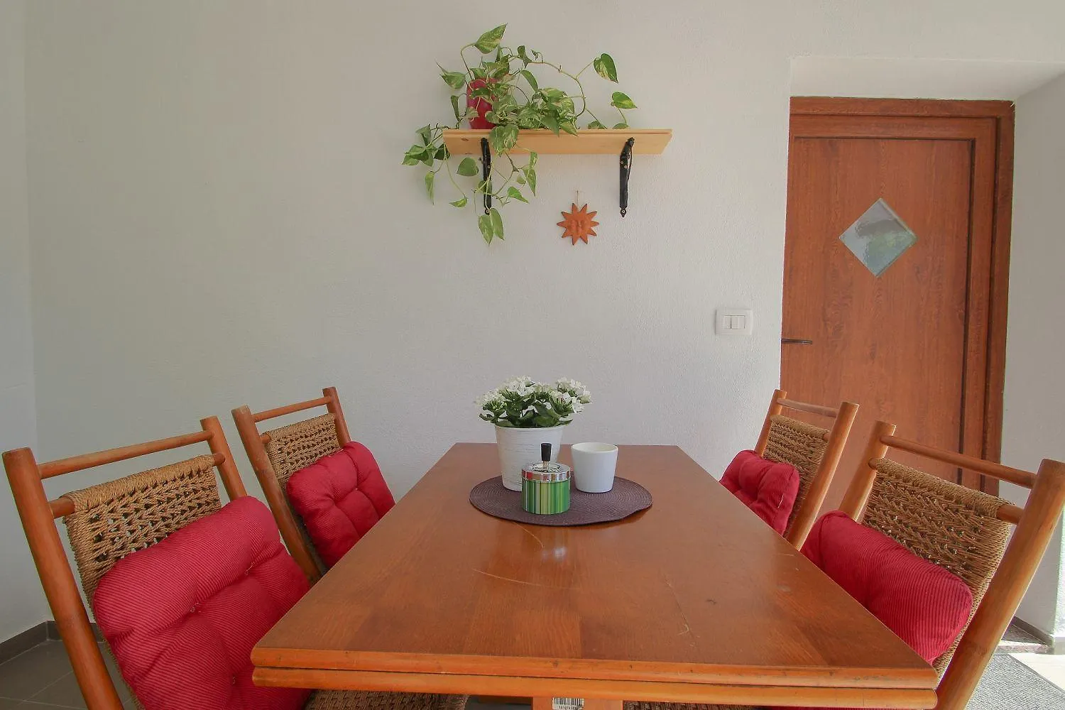 Bezauberndes Studio-Apartment Nur 200 Meter Zum Strand Mit Eigener Galerie Novigrad  Croatia