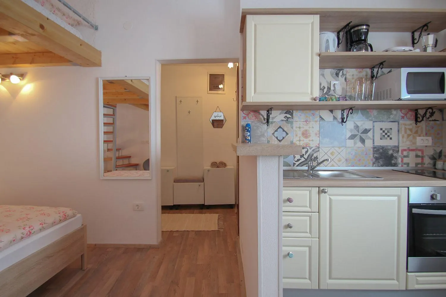 Bezauberndes Studio-Apartment Nur 200 Meter Zum Strand Mit Eigener Galerie Novigrad  Croatia