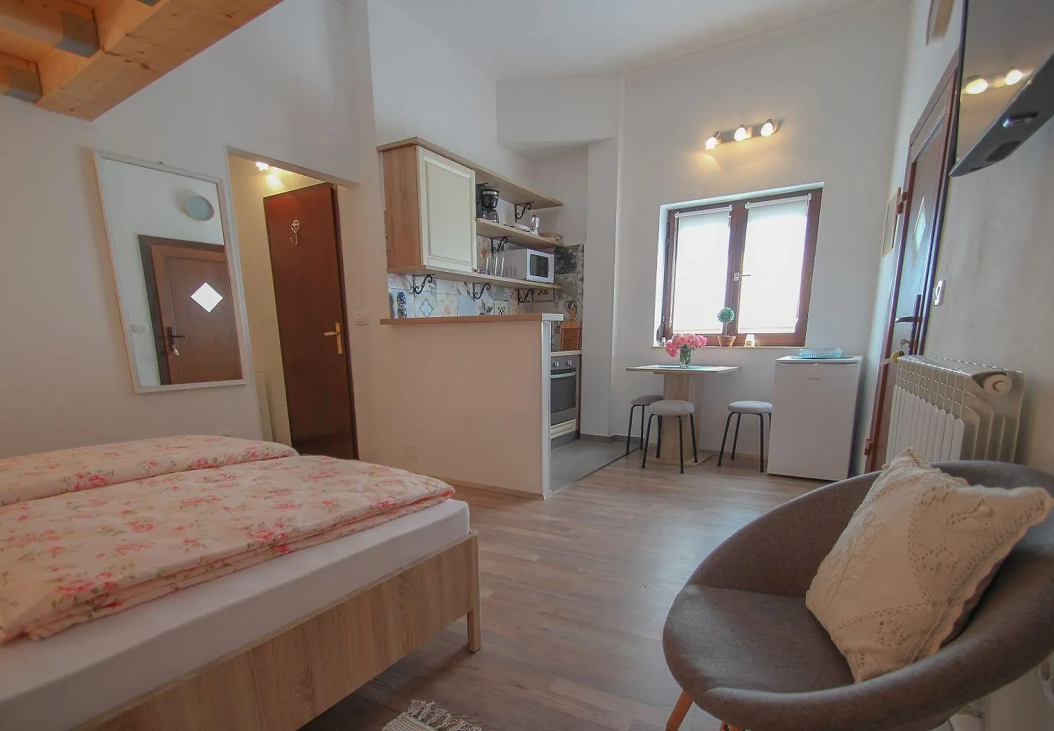 Bezauberndes Studio-Apartment Nur 200 Meter Zum Strand Mit Eigener Galerie Novigrad  Croatia