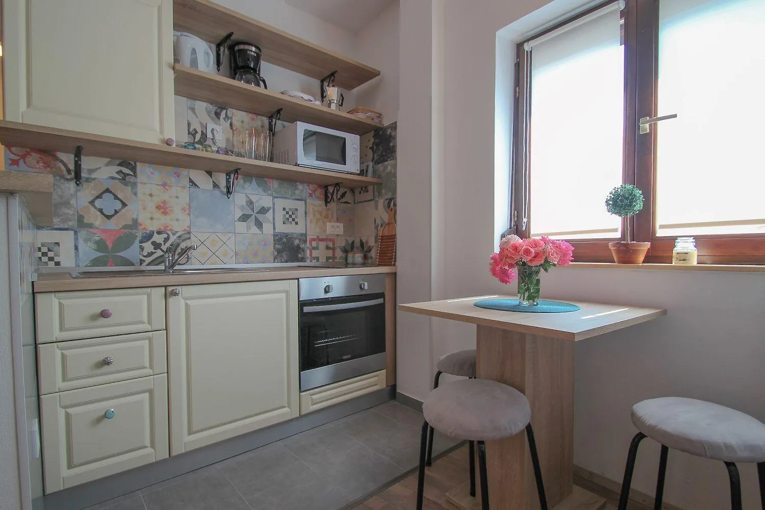 Bezauberndes Studio-Apartment Nur 200 Meter Zum Strand Mit Eigener Galerie Novigrad  Apartment